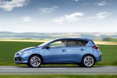 Toyota Auris Hybrid Review