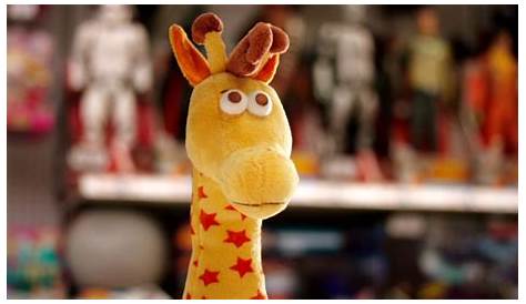 Heartbreaking photo of Toys 'R' Us mascot Geoffrey the Giraffe leaving