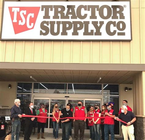 tractor supply company hours open