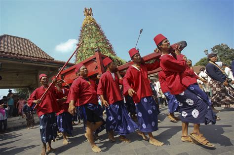 Tradisi dan Perayaan Bulan Jepang di Indonesia