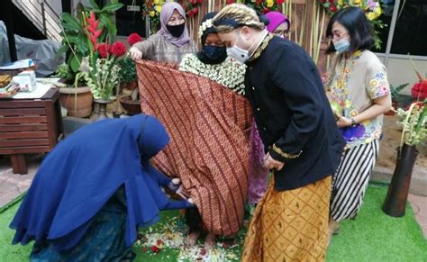 Tradisi Mitoni Indonesia