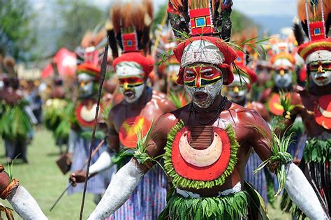 Kekuatan Tenaga Banyak dalam Gerak Tari Tradisi Papua di Indonesia