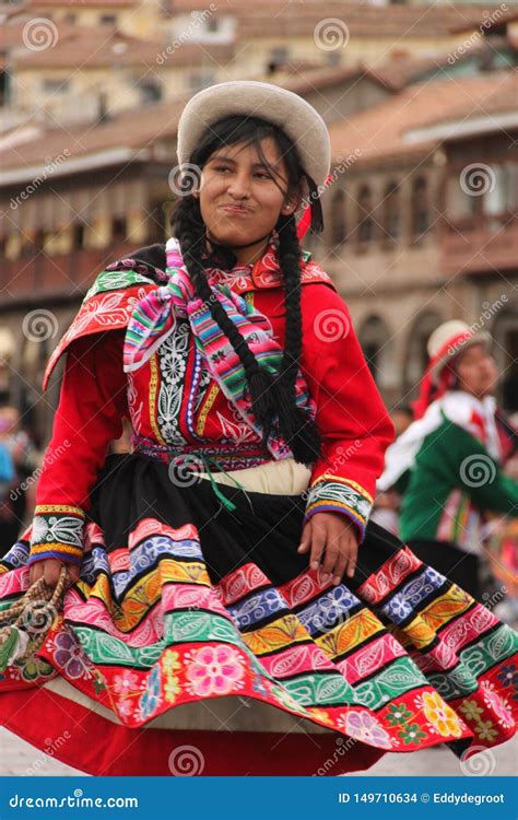 traditional peruvian clothing women