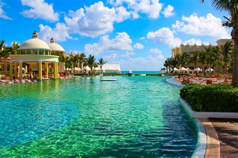 Una imagen que represente un destino turístico en México, como una playa, ruinas mayas, o una ciudad colonial.