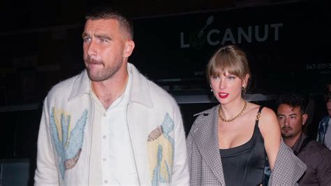 travis kelce and taylor swift kissing