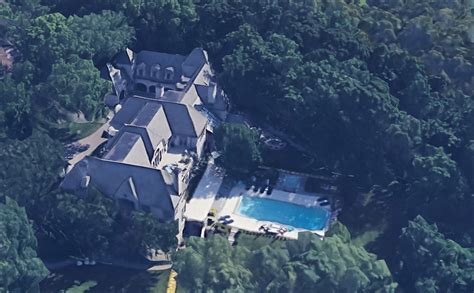 travis kelce buys mansion