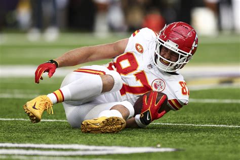 travis kelce injury week 2