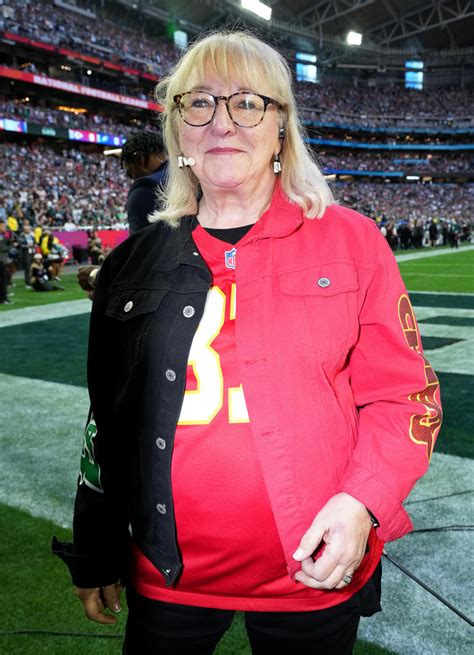 travis kelce mother age