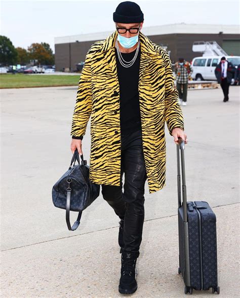 travis kelce pre game outfit