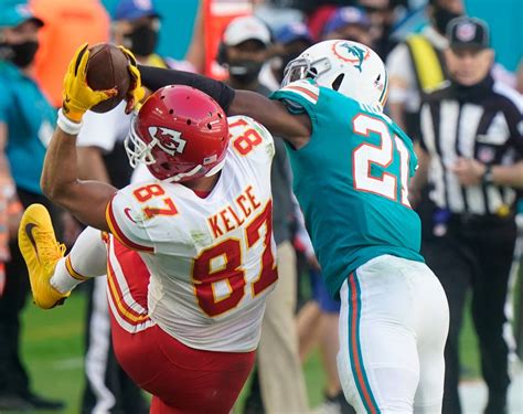 travis kelce vs dolphins