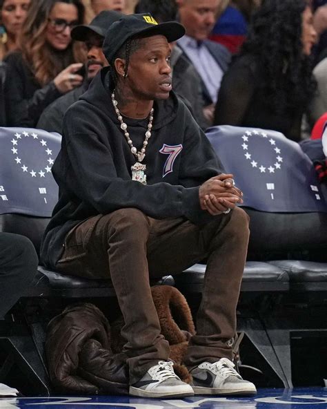 travis scott jordan 1 mocha outfit