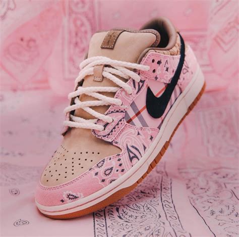 travis scott pink dunks