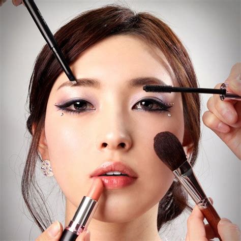 Trik Make Up Ini Bisa Bentuk Alis Tampak Makin Cantik