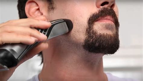 trimming a goatee shape