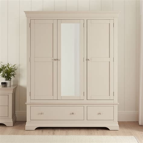 Triple Wardrobe With Mirror