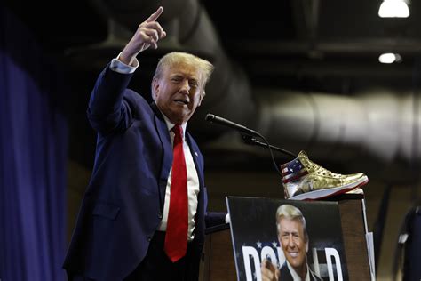 trump booed at shoe launch