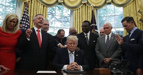 trump praying with evangelicals