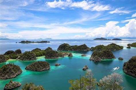 Tujuan Wisata Terkenal Di Papua Barat