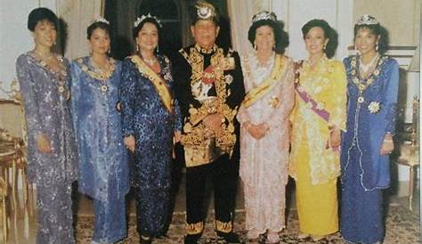 Tunku Besar Zabedah Aminah Maimunah Iskandariah / PM Lee pays last