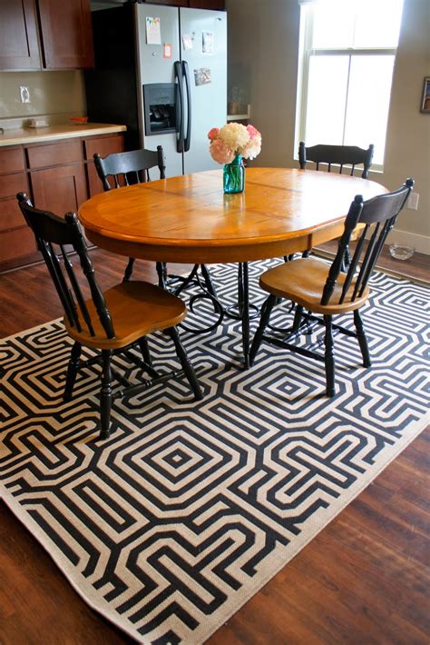 Type Of Rug Under Dining Table
