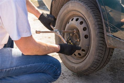 6 things you should never do when changing a tire Maxread