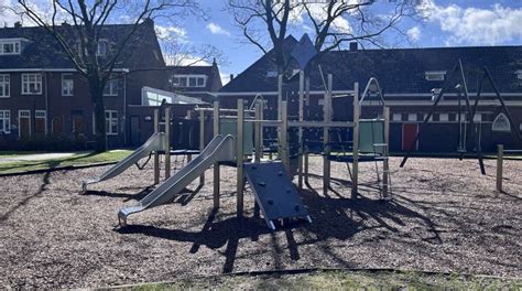 Een groep kinderen speelt vrolijk in de speeltuin van Uit de Bosch Ermelo.