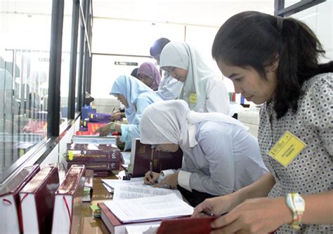 Sejumlah peserta ujian sedang mengerjakan soal di ruangan ujian