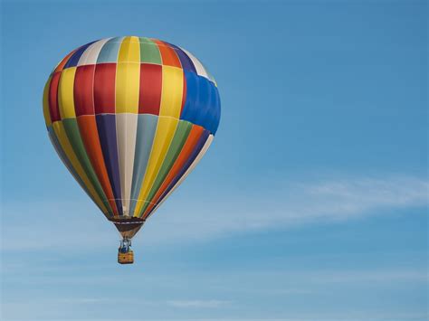 um balão de ar quente foi lançado