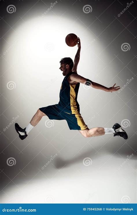 un giocatore di basket lancia la palla