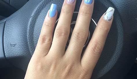 +22 Ideas de uñas azules (hermosas) para lucir una manicura divertida