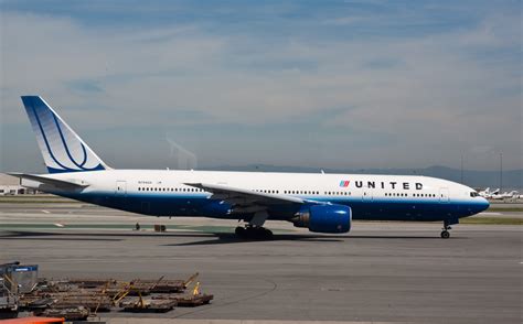 united air boeing 777-200