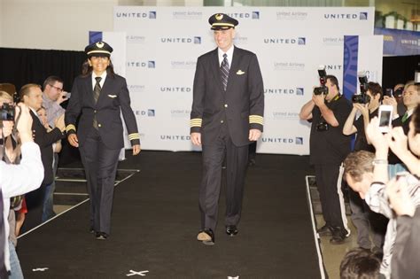 united airline pilot uniform