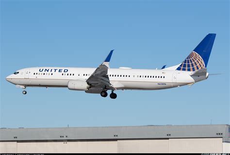 united airlines boeing 737-900