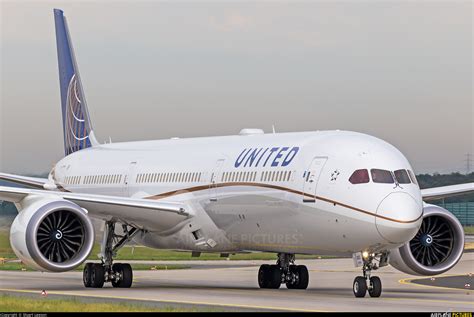 united airlines boeing 787-10