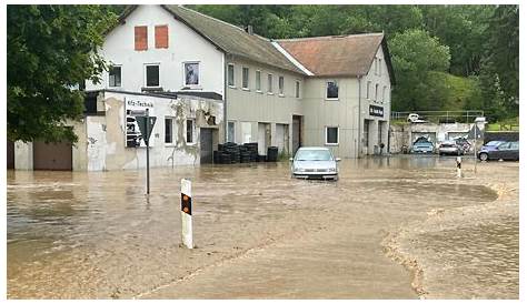 Unwetter in Bayern: Auto versinkt bis zur Frontscheibe in überfluteter