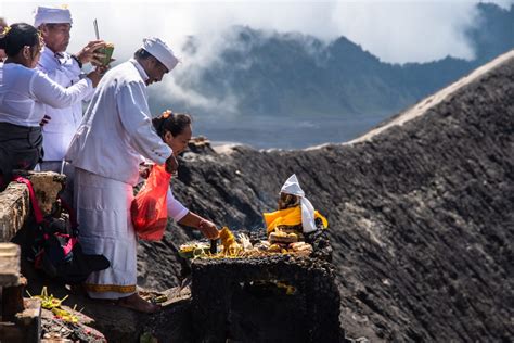 Upacara Mempersembahkan Sesaji di Kawah Gunung Bromo Disebut Upacara: Keunikan dan Kontroversi