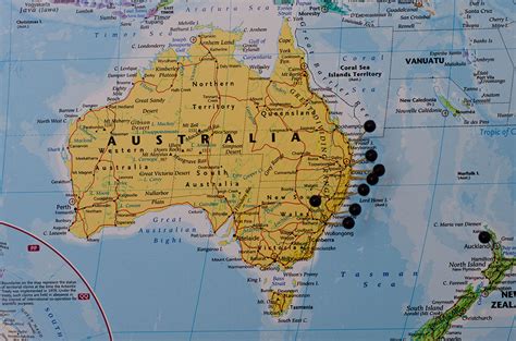 Australien Outline Världskarta Kontur Siluett Med Nationella Flaggan