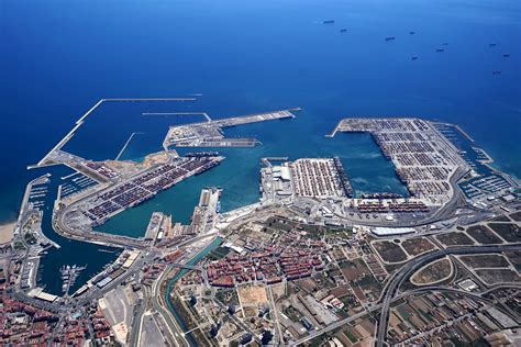 valencia port to town