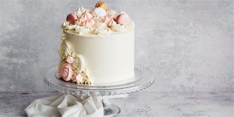 5 Ways to Decorate a Vanilla Celebration Cake