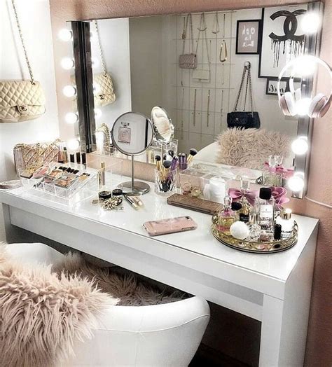 How to build a makeup vanity that is functional and beautiful! This DIY makeup vanity is budget