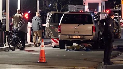 vehicle crashes into white house gate