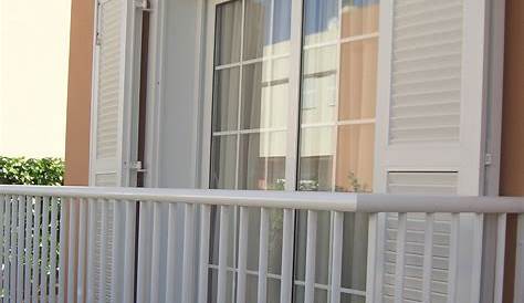 Cierre de un balcón con ventanas de PVC en una casa de