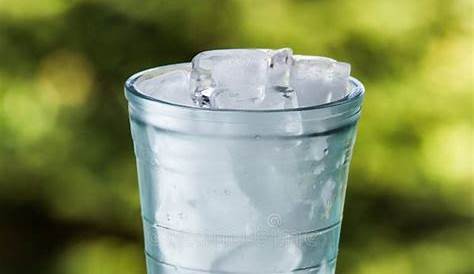 Verre Deau Glace D'eau Froide Avec Le Gaz Photo Stock Image Du