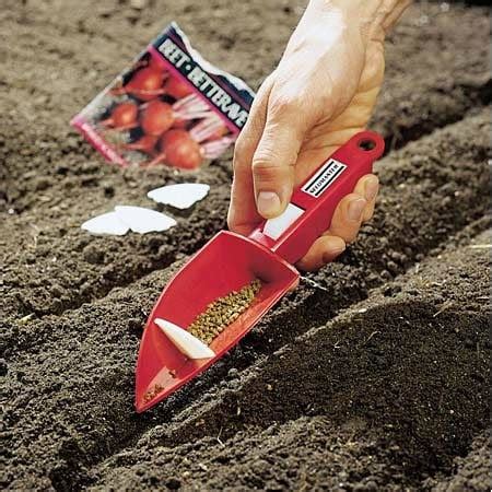 vibrating hand seeder