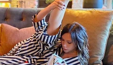 Victoria Beckham mostra flexibilidade com pose no sofá - Quem | QUEM News