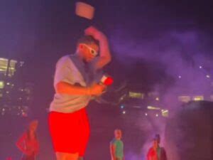 video de bad bunny aventando el celular