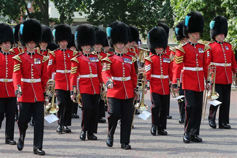 videos of the queen's guards