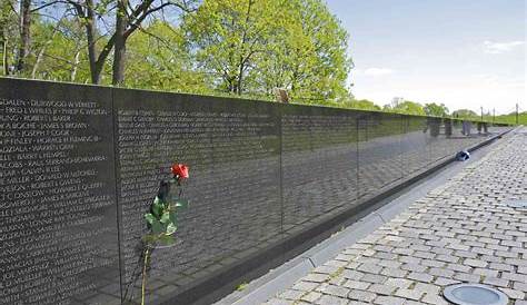 Visiting Vietnam Veterans Memorial in Washington DC - Travel your way