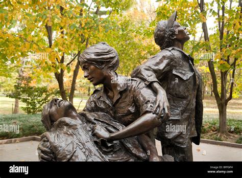 vietnam war memorial women statue