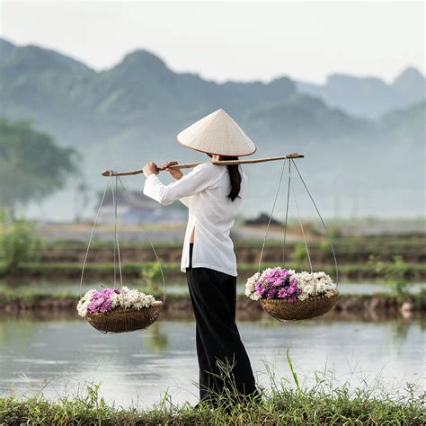 vietnamese women with baskets